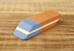 Gomme bicolore montrant la partie bleue gomme et sa texture.