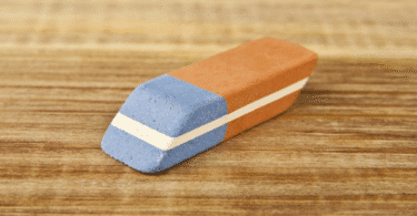 Gomme bicolore montrant la partie bleue gomme et sa texture.