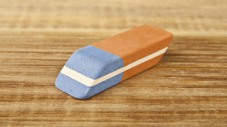 Gomme bicolore montrant la partie bleue gomme et sa texture.