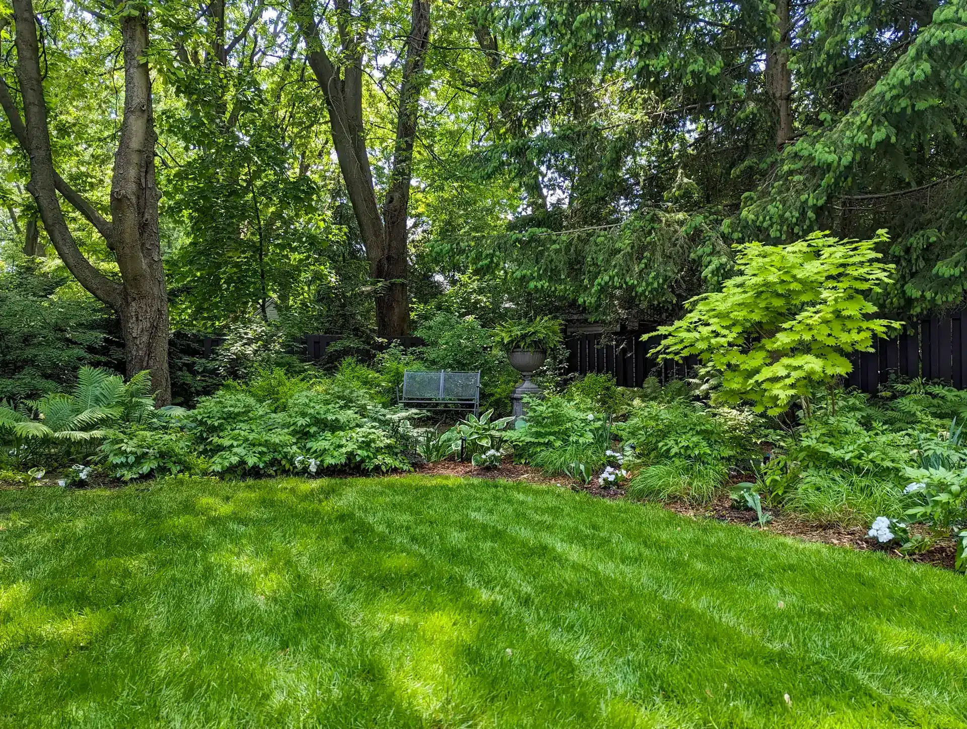 10+ Conseils Design Jardin pour Transformer Radicalement Votre Espace Extérieur 3 Jardin luxuriant et bien structuré suivant des conseils design jardin experts, avec un coin salon accueillant.