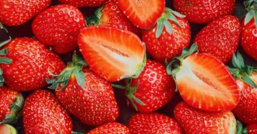 Assiette de fraises rouges pouvant contenir des résidus de fraises pesticides