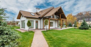 Main tenant une facture détaillée devant une maison, illustrant la nouvelle obligation facture propriétaire